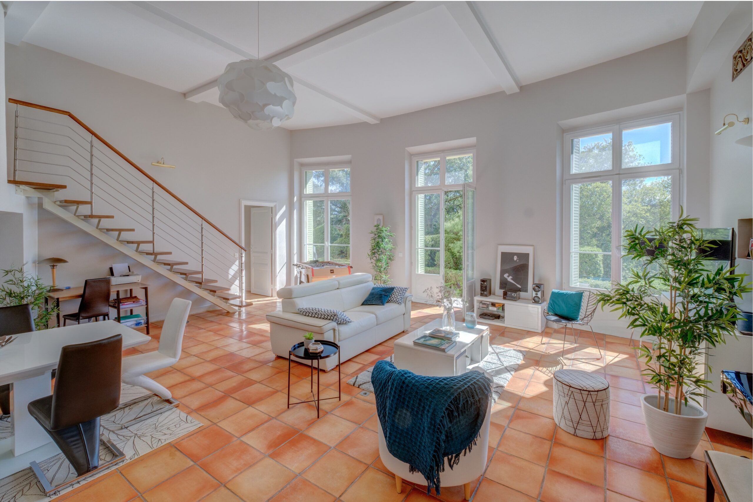 Home staging salon moderne après St Raphael